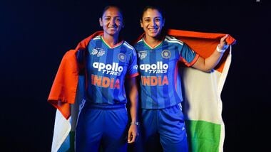 Harmanpreet Kaur (L) has stepped down as the Indian women's captain across all formats. Smriti Mandhana is the best choice to take over.