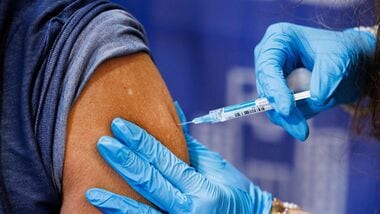 A dose of Moderna mNEXSPIKE® (COVID-19 Vaccine, mRNA) is administered at Skippack Pharmacy in Schwenksville, Pennsylvania, US, September 22, 2026.  REUTERS/Hannah Beier