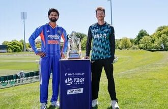 India captain Shreyas Iyer (L) and his New Zealand counterpart Mitchell Santner.