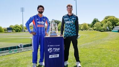 India captain Shreyas Iyer (L) and his New Zealand counterpart Mitchell Santner.