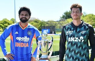 IND vs NZ Live Score, 1st T20I: New Zealand's Mitchell Santner (R) and India's Shreyas Iyer pose with the trophy.