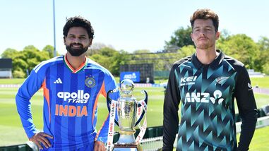IND vs NZ Live Score, 1st T20I: New Zealand's Mitchell Santner (R) and India's Shreyas Iyer pose with the trophy.