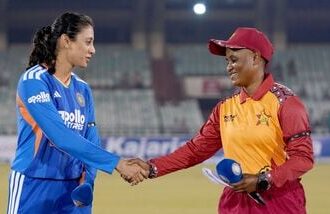 Indian captain Smriti Mandhana (L) and her Zimbabwean counterpart Josephine Nkomo.