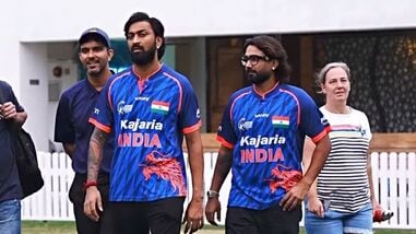 Krunal Pandya (2nd from R) and Rahul Tewatia (2nd from R) of India at Hong Kong Sixes 2026.