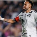 Neymar Jr converted two penalties to help Santos bounce back and play out a 2-2 draw against Flamengo in the Brazilian Serie A competition.