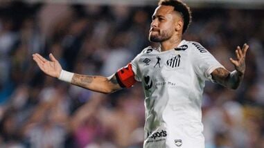 Neymar Jr converted two penalties to help Santos bounce back and play out a 2-2 draw against Flamengo in the Brazilian Serie A competition.