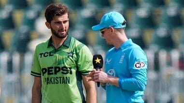 Pakistan's captain Shaheen Shah Afridi (L) and England's captain Harry Brook during the coin toss in Rawalpindi.