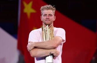 Alejandro Davidovich Fokina celebrates with the trophy after winning his final match against Rafael Jodar