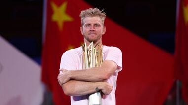 Alejandro Davidovich Fokina celebrates with the trophy after winning his final match against Rafael Jodar