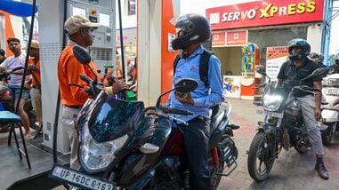 Fuel prices today: Check petrol, diesel and CNG rates on 21 October in different cities across India (Sunil Ghosh/HT PHOTO)