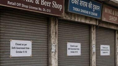 However, hotels, clubs, bars and restaurants holding valid excise licences to serve liquor will not be affected by the order and can continue to operate. (AI-generated Image for representational purposes only)